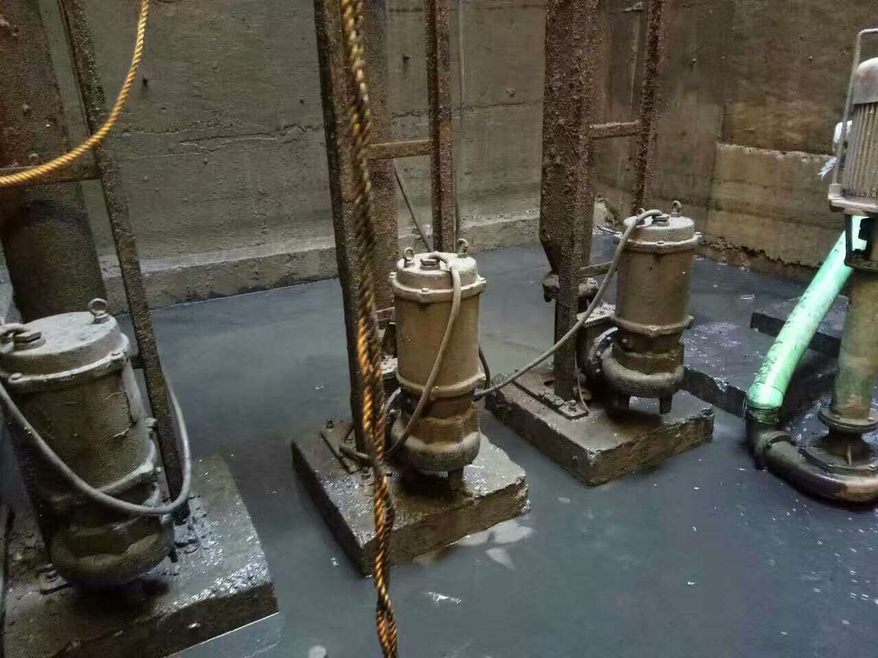 三穗污水池清理