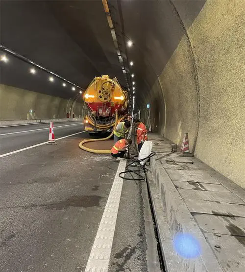 三穗隧道排水渠清淤